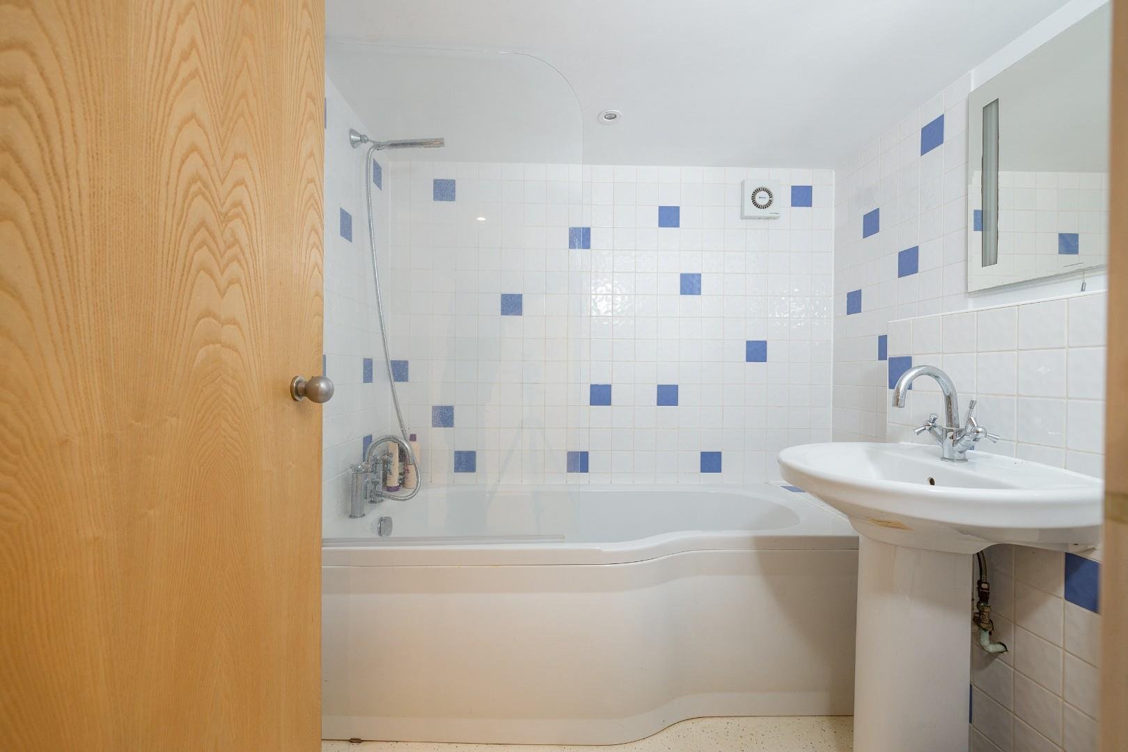 Braggs lane old market 34460970 cd7 a2235