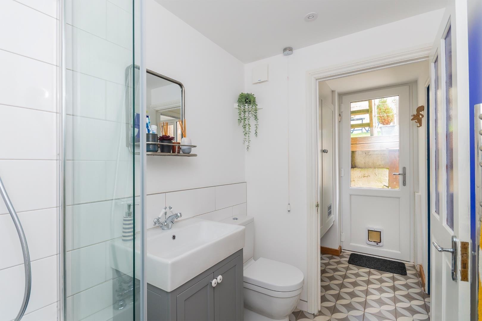 Clifton view totterdown 32565128 weivnotfilc60 bathroom a