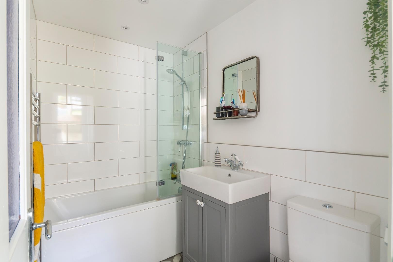 Clifton view totterdown 32565128 weivnotfilc60 bathroom b