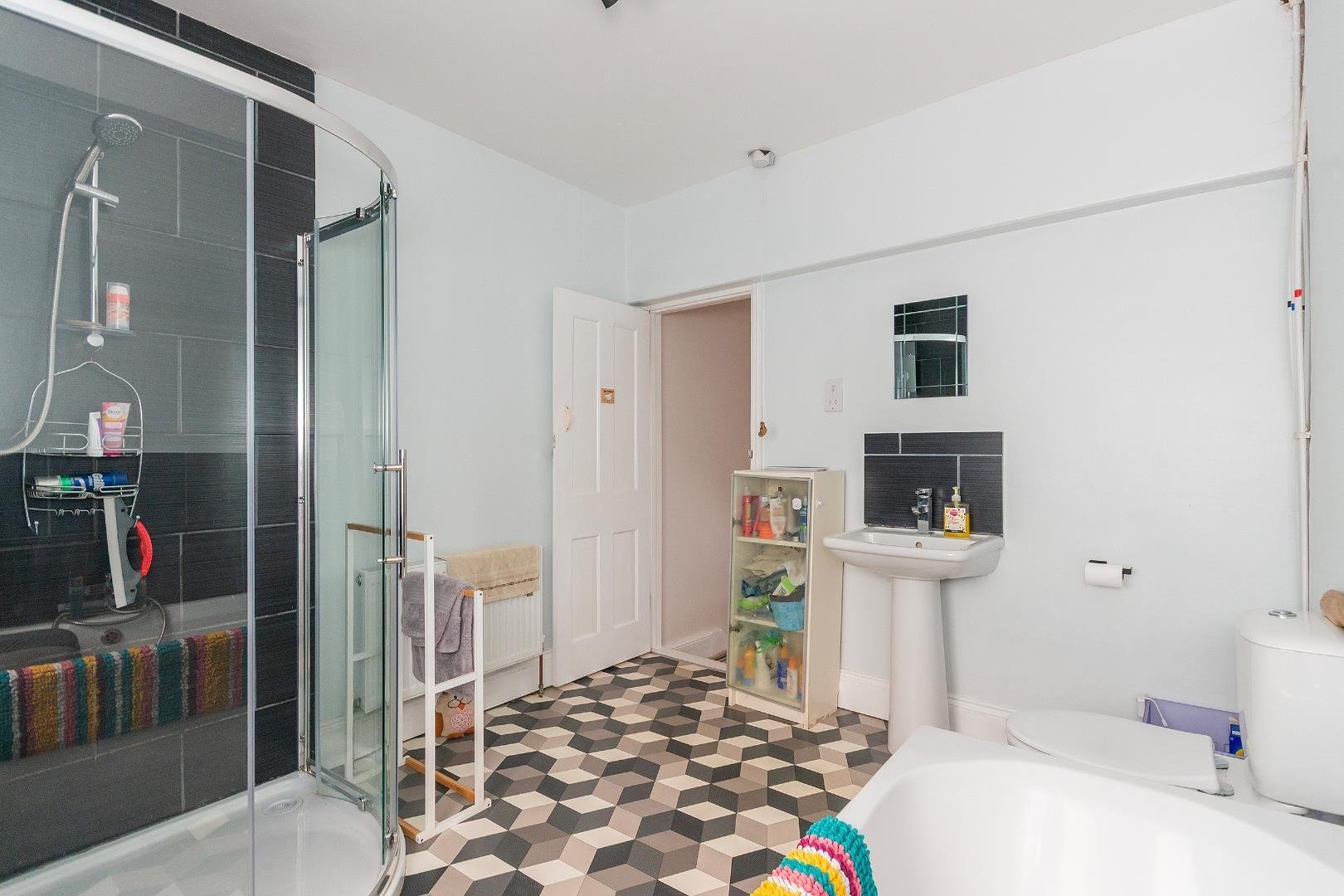 Dunkerry road windmill hill 33912864 8 d6 rwh bathroom b