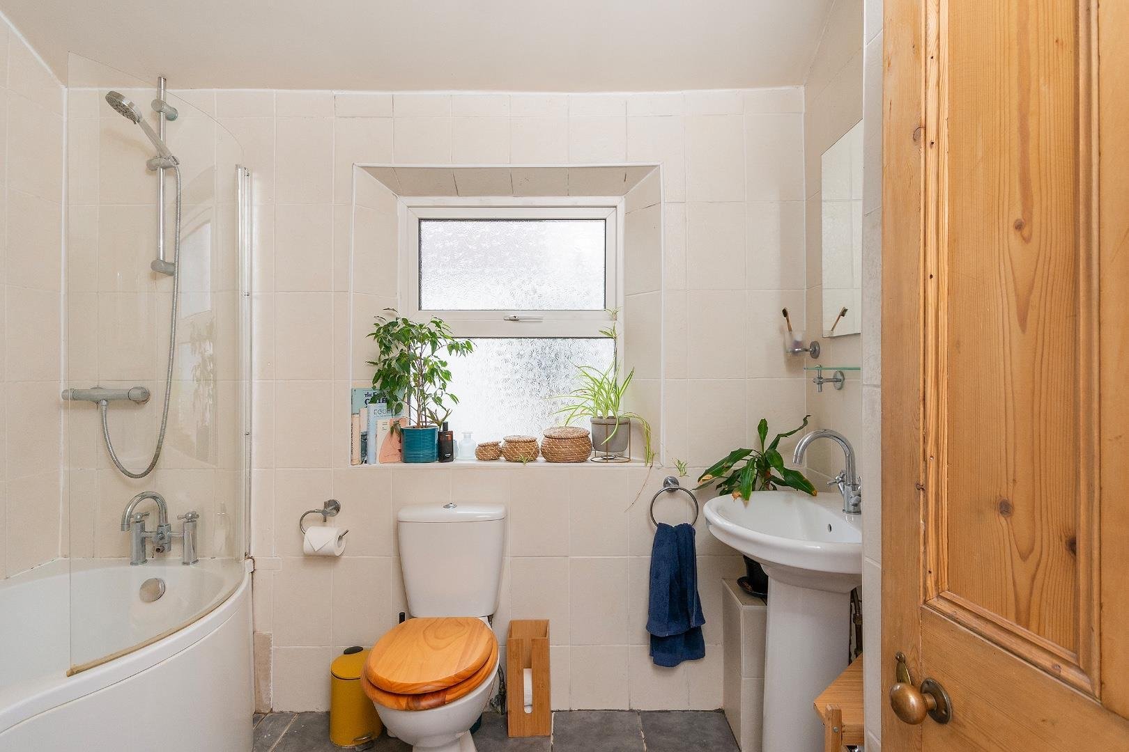 Haverstock road knowle 33901733 t4 f0 fhrke bathroom c