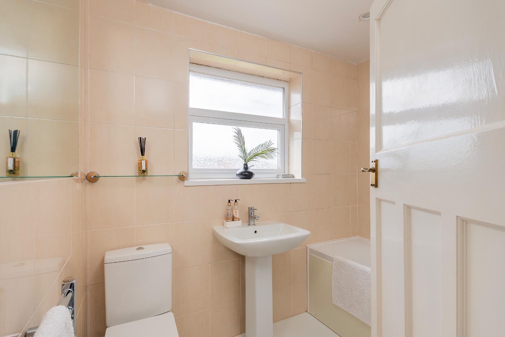 Kings head lane bedminster down 34794103 1 k8 h3 lbd bathroom a