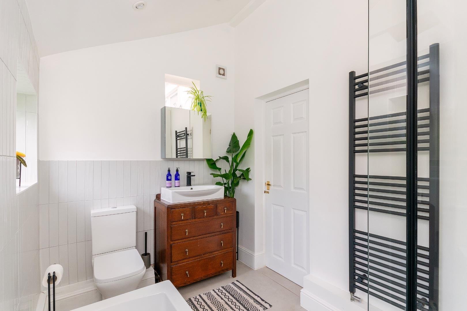 Lilymead avenue knowle 34819075 g3 f6 latn bathroom a