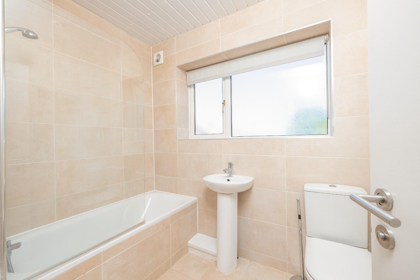 Manor road fishponds 33929536 00017 cd7 a9752