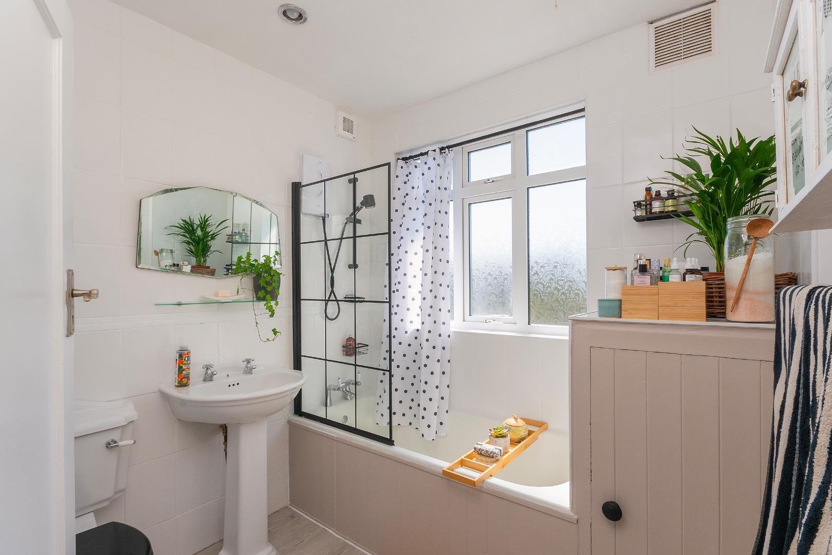 Stoneleigh crescent knowle 34164343 4 s4 rke bathroom b