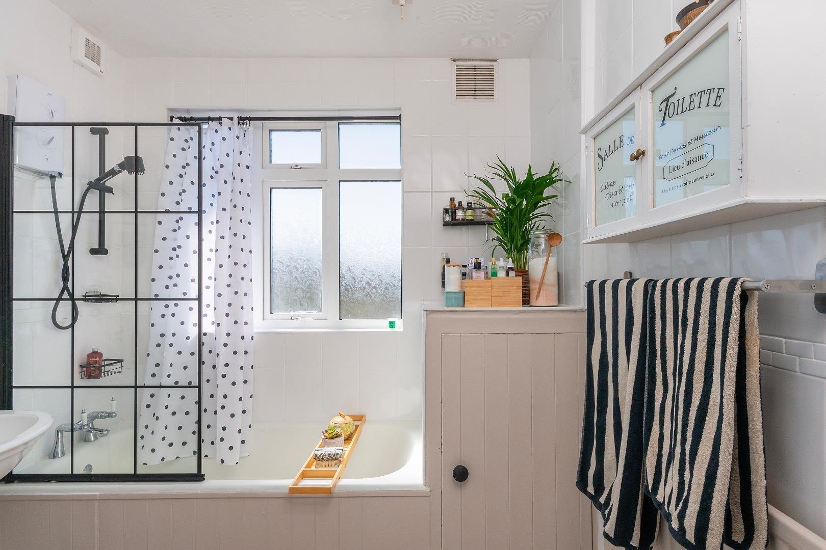 Stoneleigh crescent knowle 34164343 4 s4 rke bathroom c